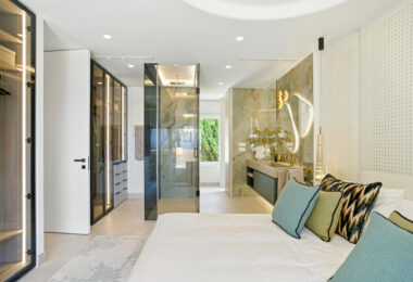 Luxurious south facing, three bedroom beachfront apartment, located in the prestigious community of Río Real Playa.