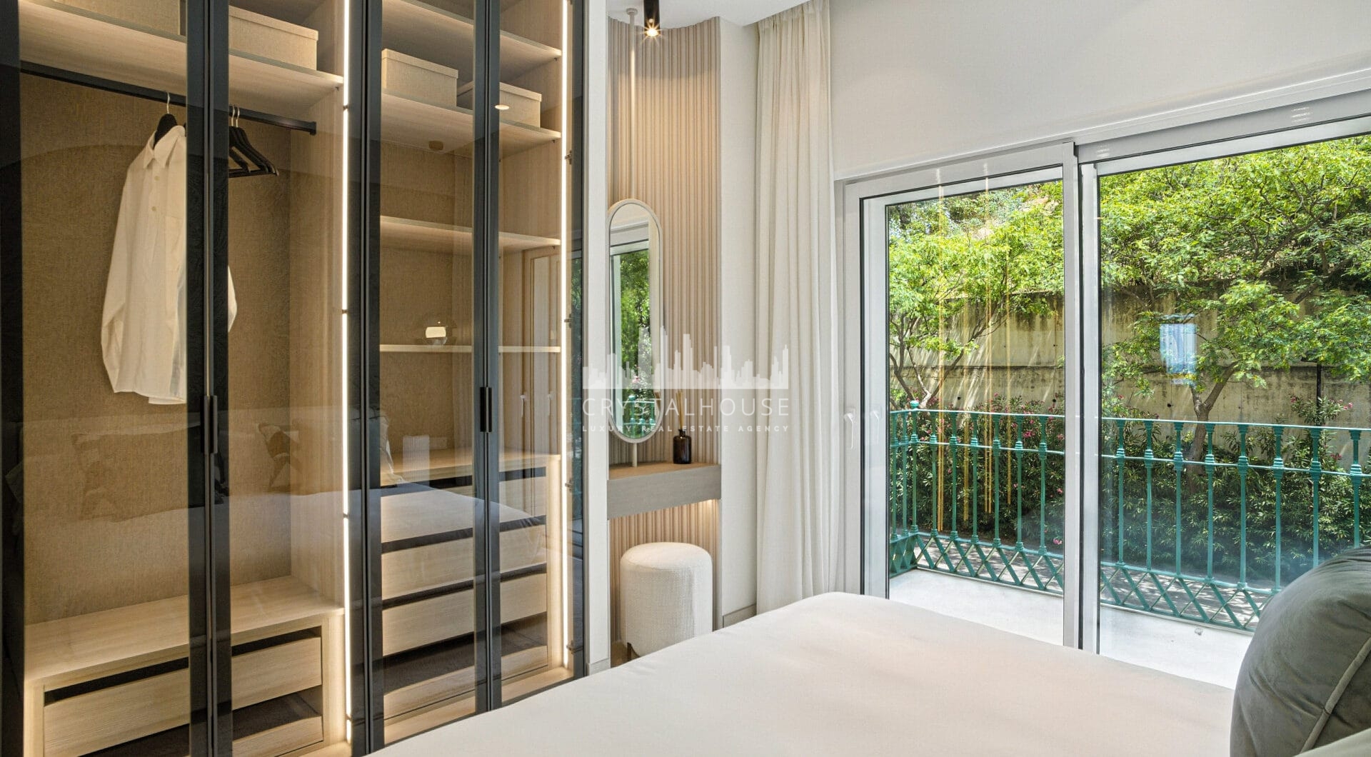 Luxurious south facing, three bedroom beachfront apartment, located in the prestigious community of Río Real Playa.
