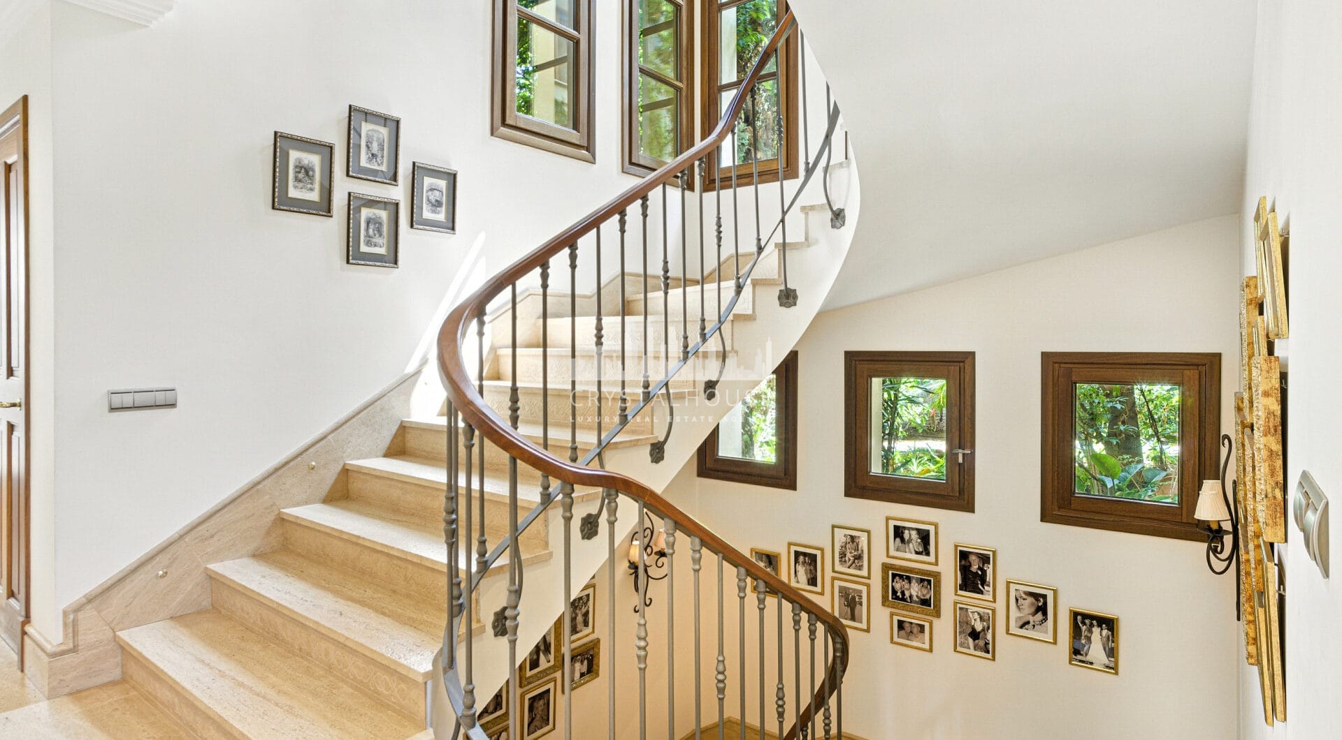 Elegant Six Bedroom, South-Facing Villa in Prestigious Lomas de Marbella Club