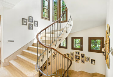 Elegant Six Bedroom, South-Facing Villa in Prestigious Lomas de Marbella Club