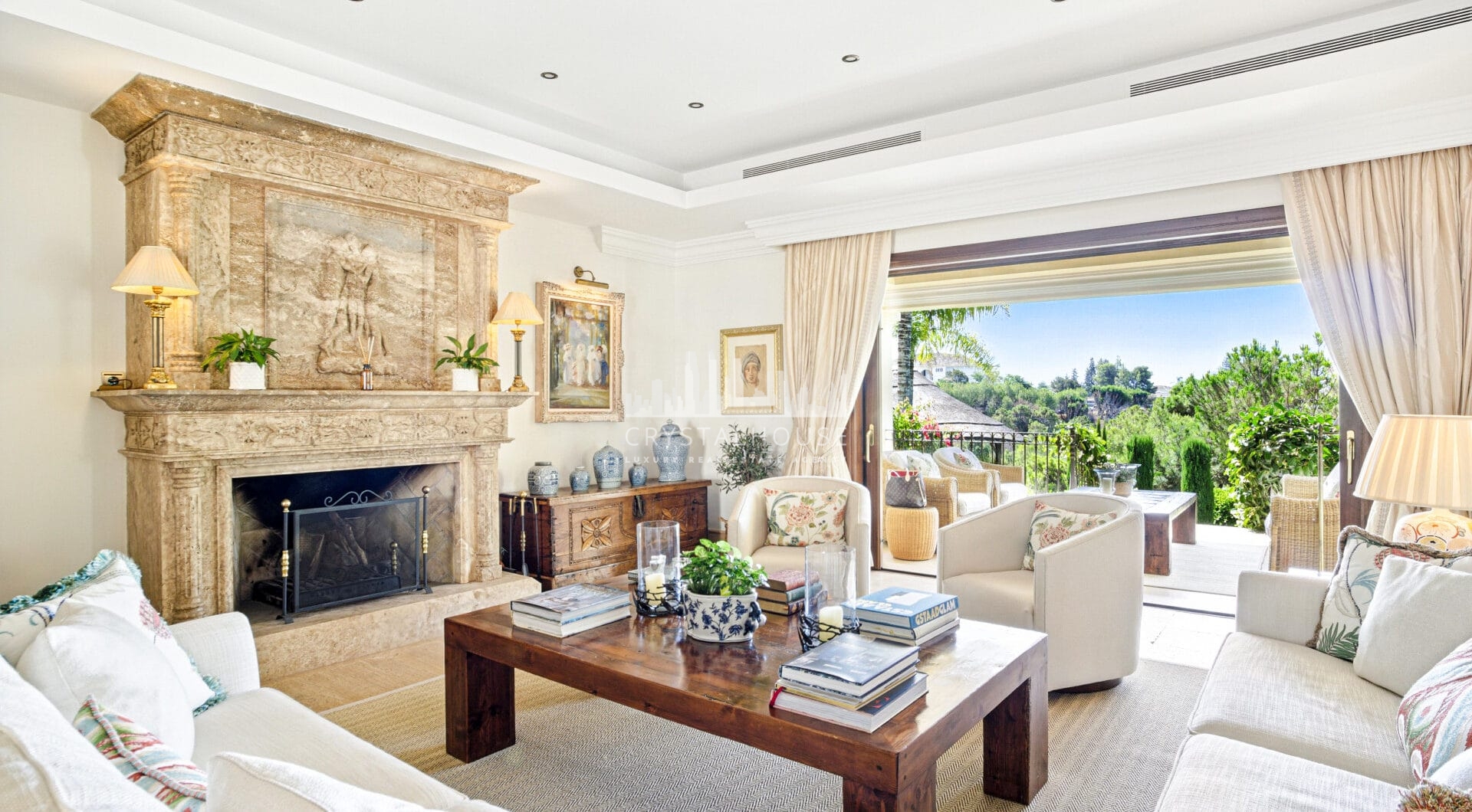 Elegant Six Bedroom, South-Facing Villa in Prestigious Lomas de Marbella Club