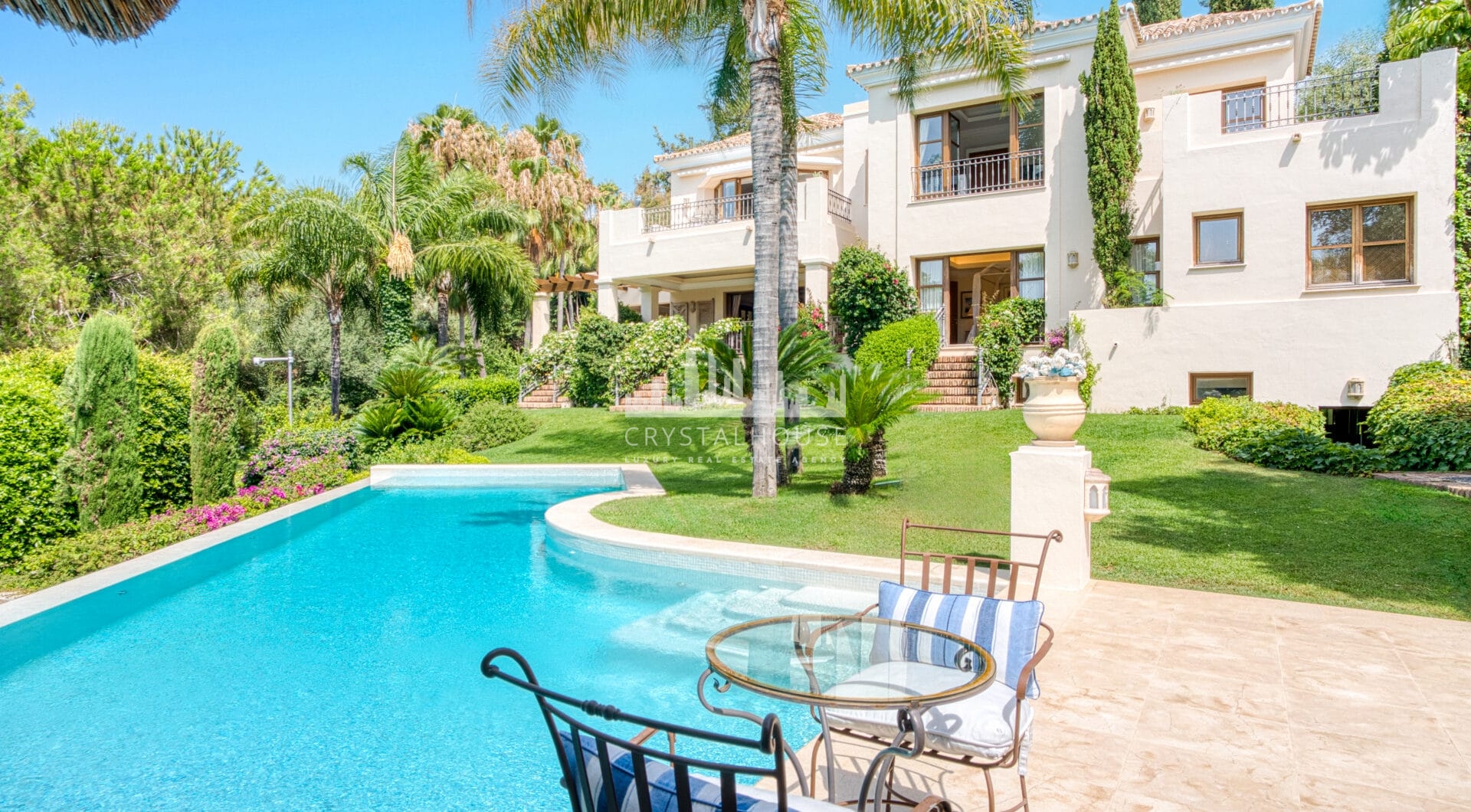 Elegant Six Bedroom, South-Facing Villa in Prestigious Lomas de Marbella Club