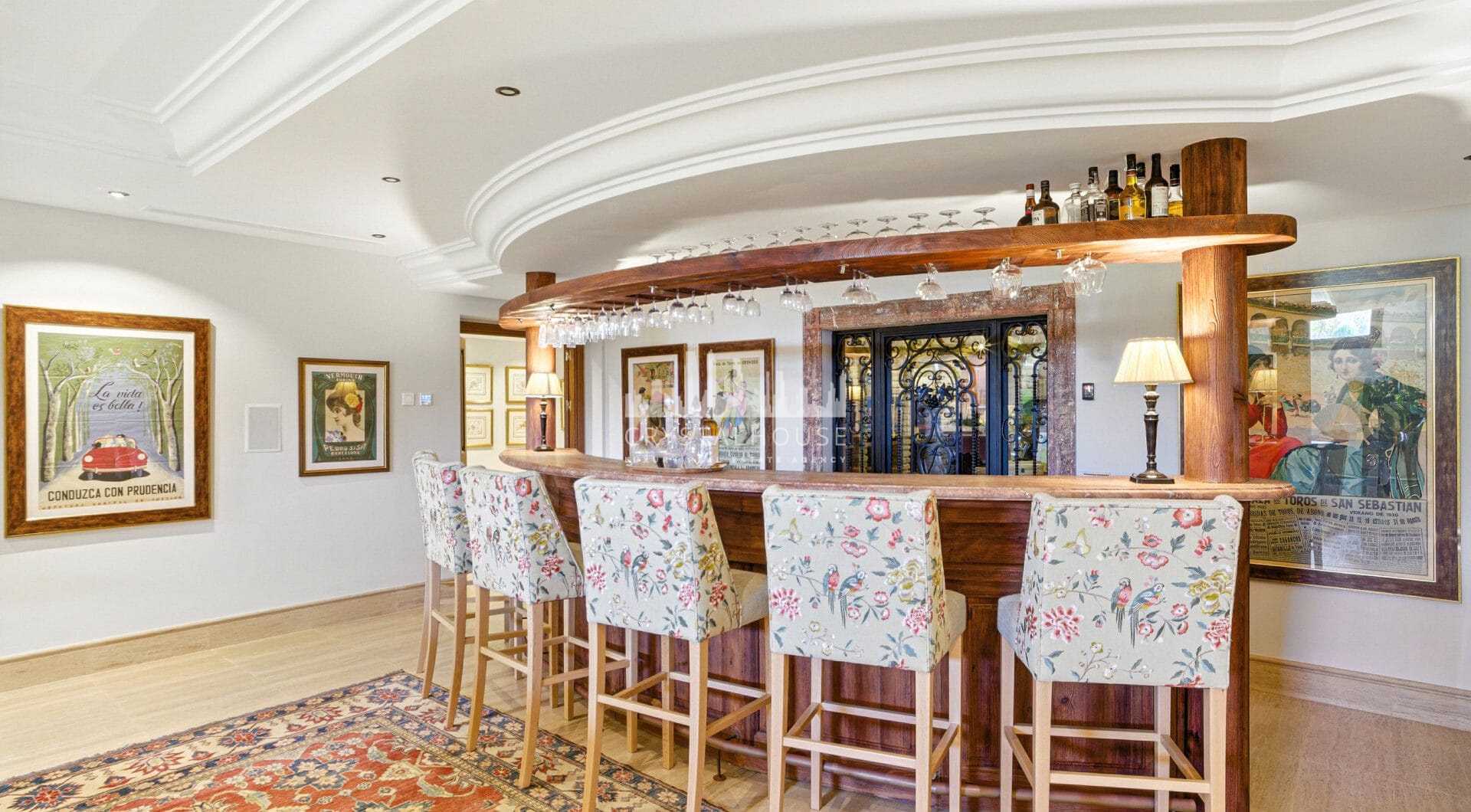 Elegant Six Bedroom, South-Facing Villa in Prestigious Lomas de Marbella Club