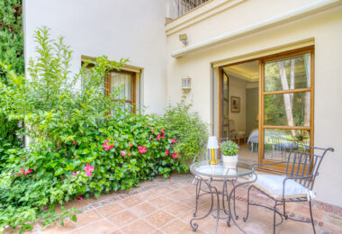 Elegant Six Bedroom, South-Facing Villa in Prestigious Lomas de Marbella Club