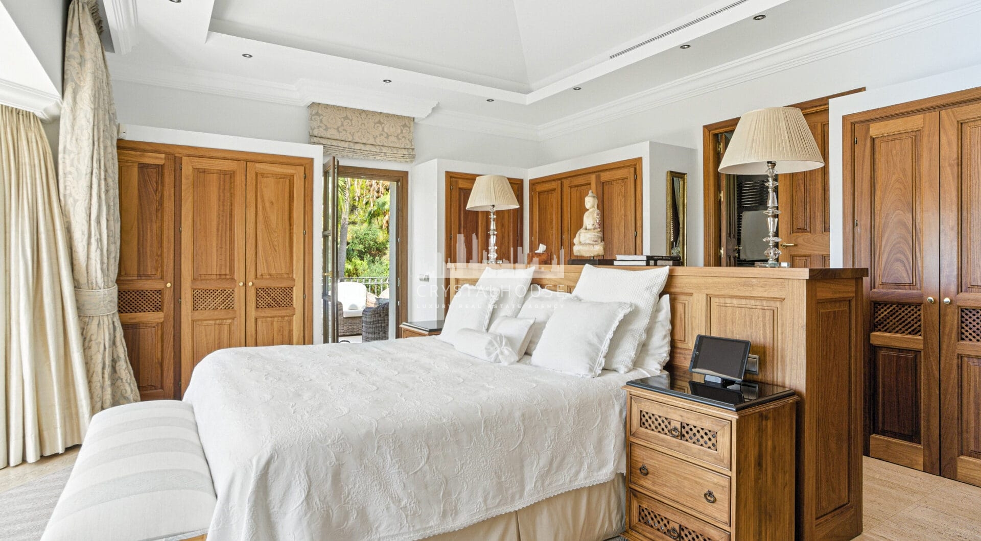 Elegant Six Bedroom, South-Facing Villa in Prestigious Lomas de Marbella Club