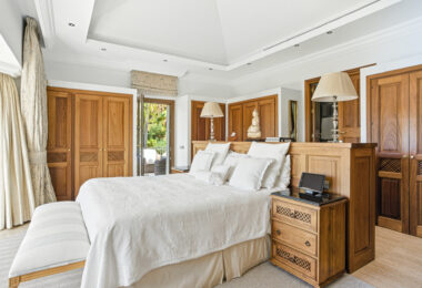 Elegant Six Bedroom, South-Facing Villa in Prestigious Lomas de Marbella Club