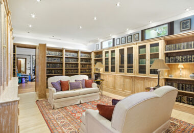 Elegant Six Bedroom, South-Facing Villa in Prestigious Lomas de Marbella Club