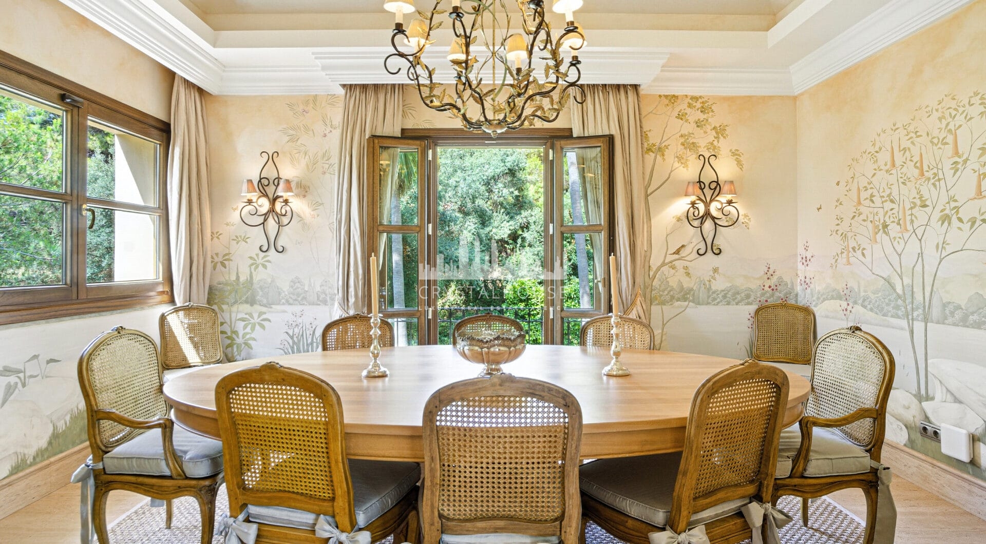 Elegant Six Bedroom, South-Facing Villa in Prestigious Lomas de Marbella Club