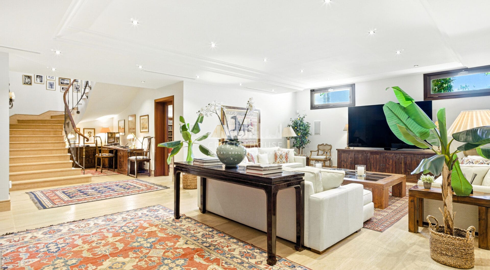 Elegant Six Bedroom, South-Facing Villa in Prestigious Lomas de Marbella Club