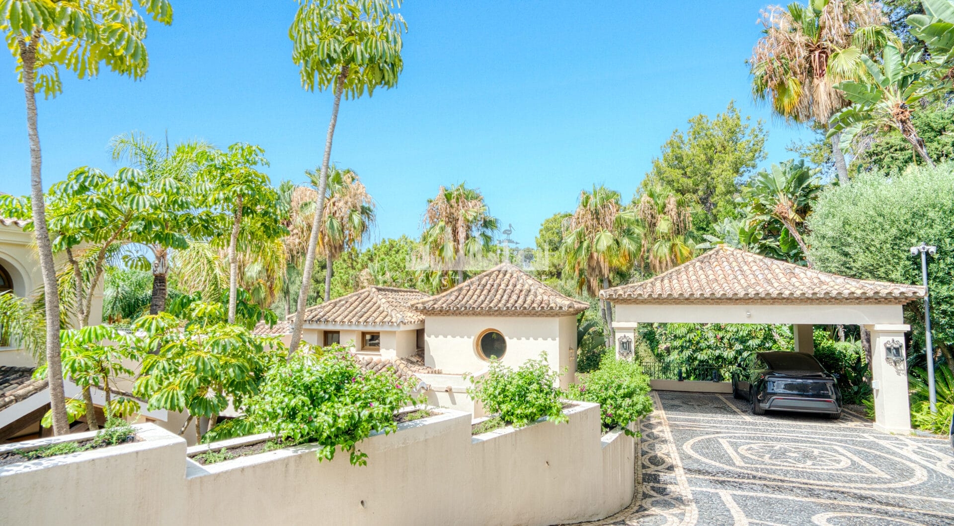 Elegant Six Bedroom, South-Facing Villa in Prestigious Lomas de Marbella Club