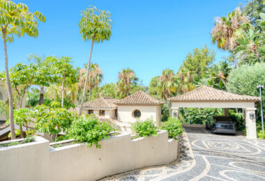 Elegant Six Bedroom, South-Facing Villa in Prestigious Lomas de Marbella Club
