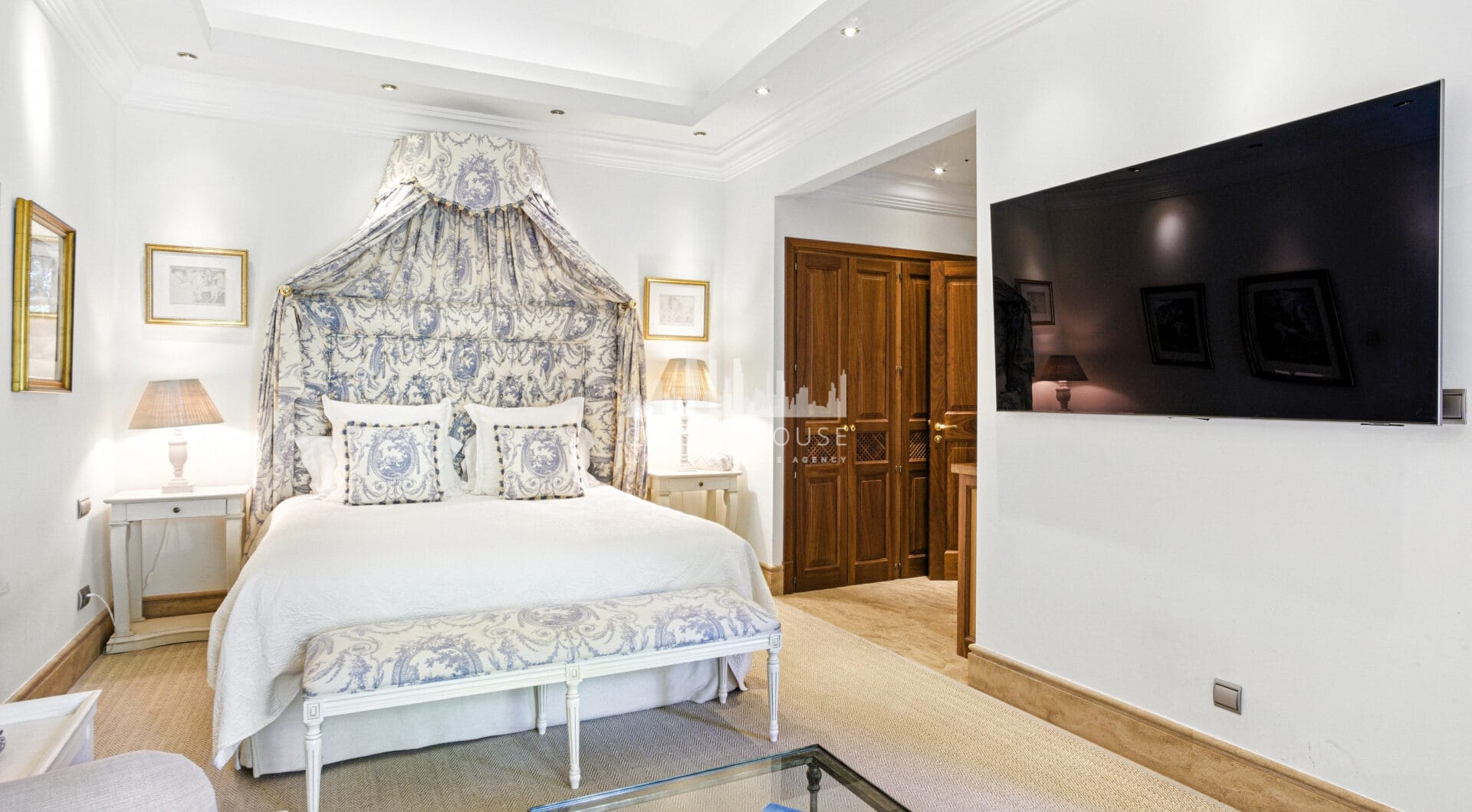 Elegant Six Bedroom, South-Facing Villa in Prestigious Lomas de Marbella Club