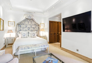 Elegant Six Bedroom, South-Facing Villa in Prestigious Lomas de Marbella Club