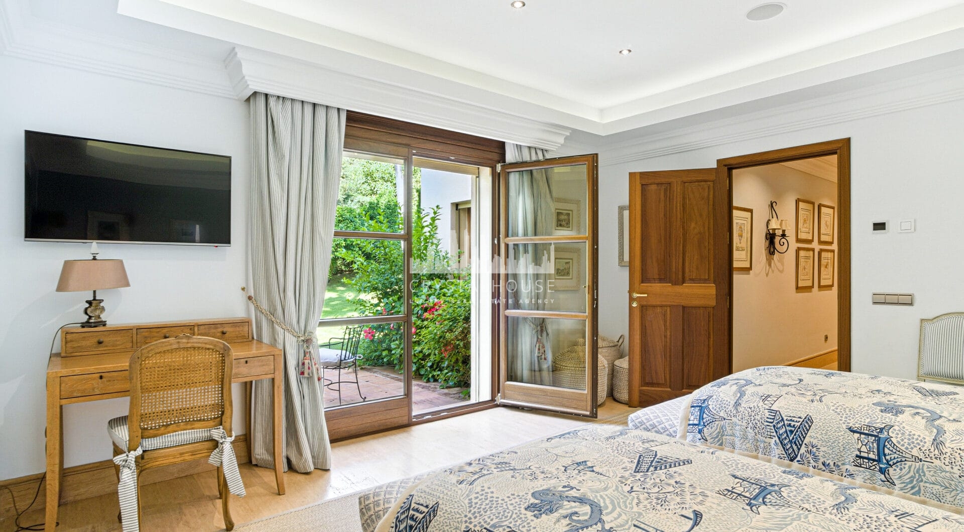 Elegant Six Bedroom, South-Facing Villa in Prestigious Lomas de Marbella Club