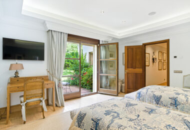 Elegant Six Bedroom, South-Facing Villa in Prestigious Lomas de Marbella Club