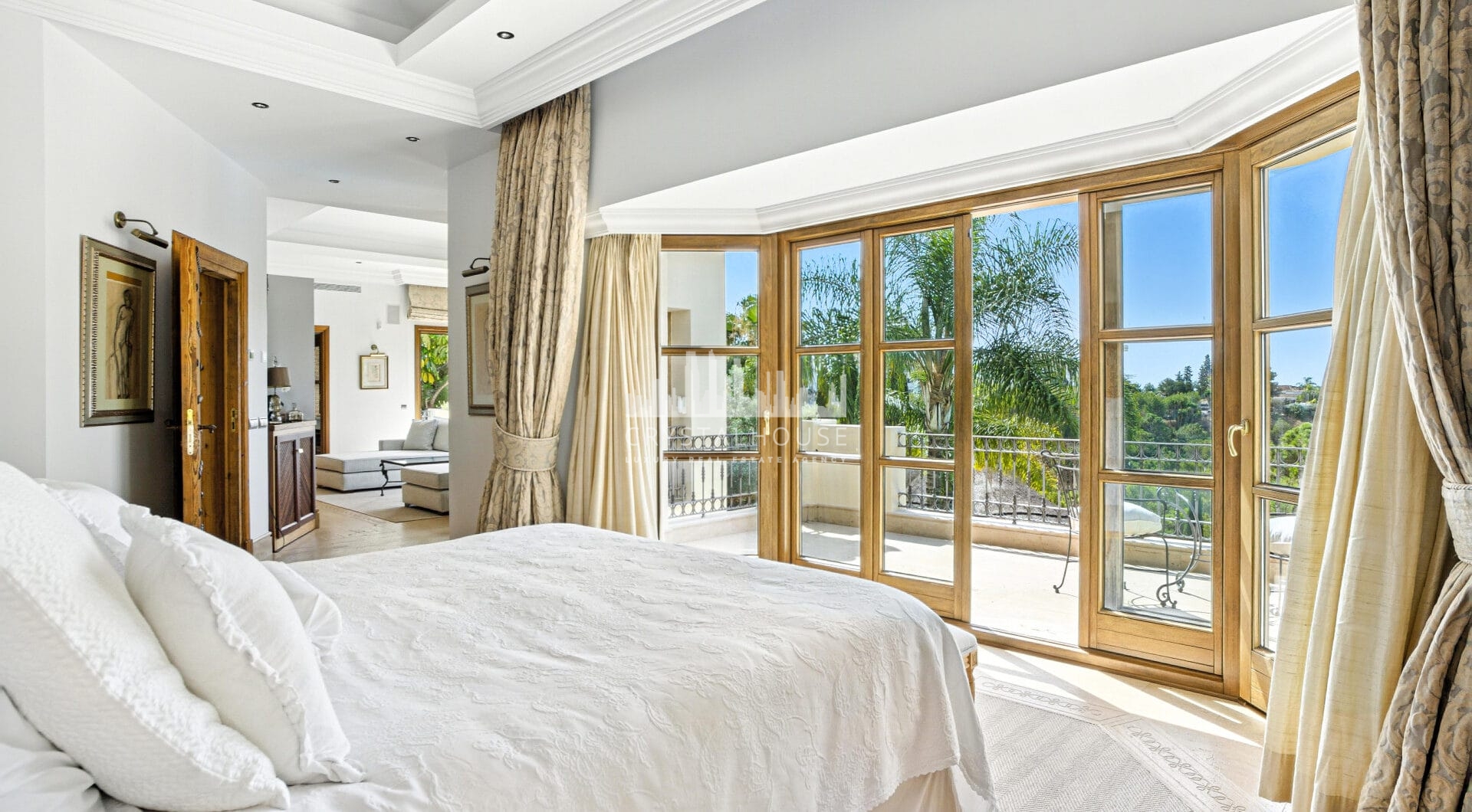 Elegant Six Bedroom, South-Facing Villa in Prestigious Lomas de Marbella Club
