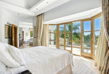 Elegant Six Bedroom, South-Facing Villa in Prestigious Lomas de Marbella Club