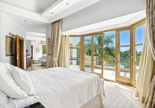 Elegant Six Bedroom, South-Facing Villa in Prestigious Lomas de Marbella Club