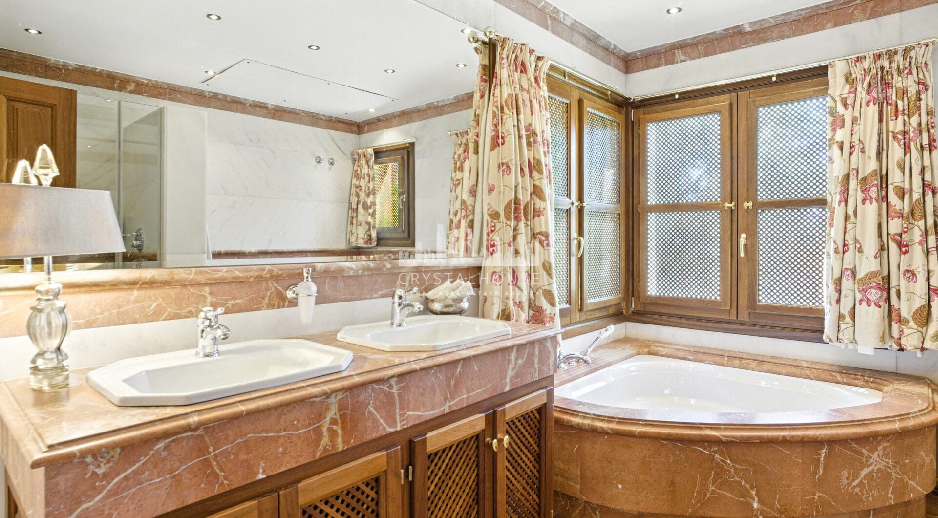 Elegant Six Bedroom, South-Facing Villa in Prestigious Lomas de Marbella Club
