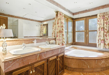 Elegant Six Bedroom, South-Facing Villa in Prestigious Lomas de Marbella Club