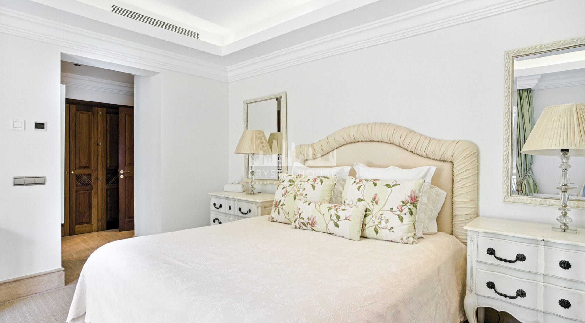 Elegant Six Bedroom, South-Facing Villa in Prestigious Lomas de Marbella Club