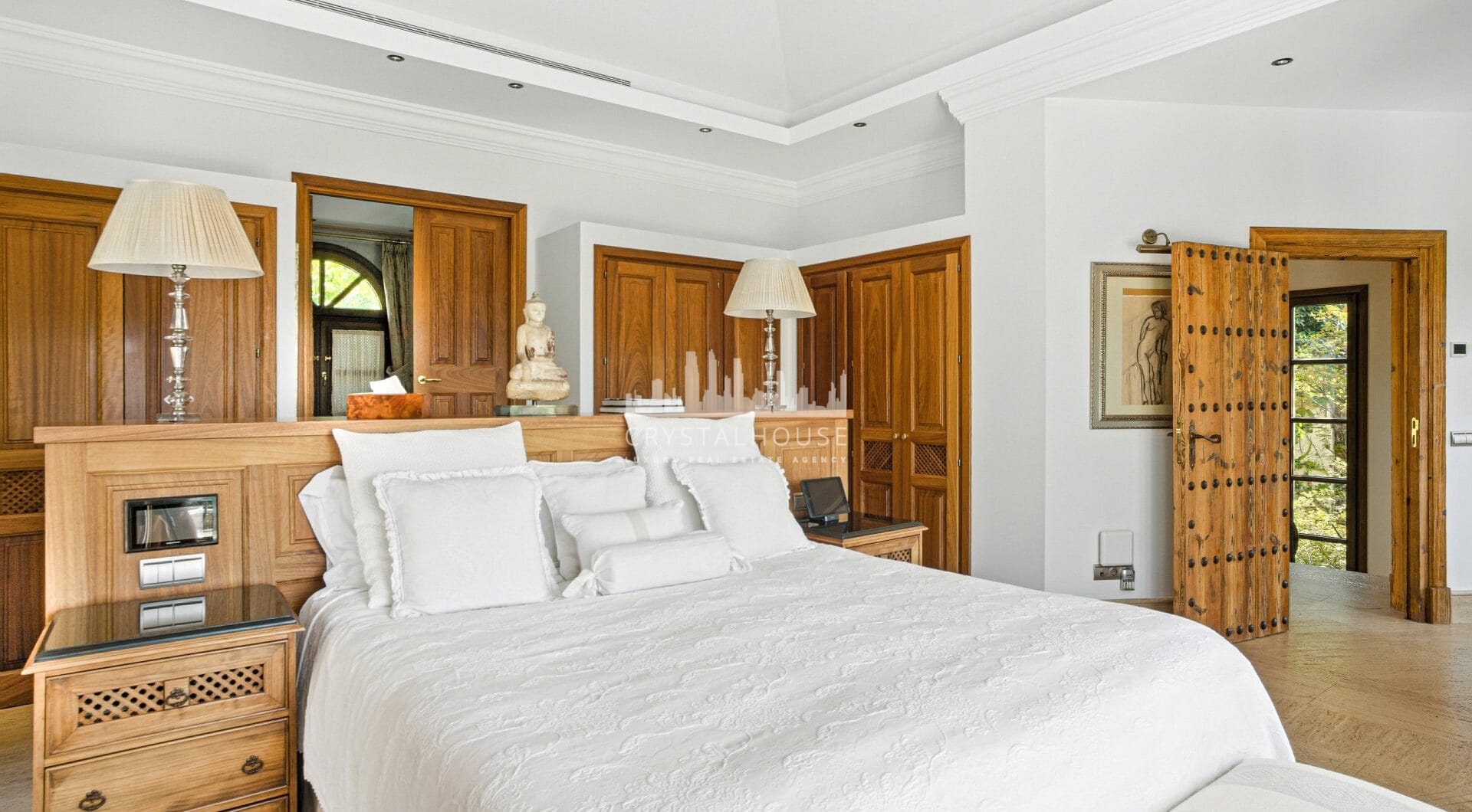 Elegant Six Bedroom, South-Facing Villa in Prestigious Lomas de Marbella Club
