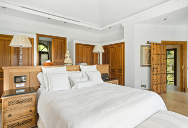 Elegant Six Bedroom, South-Facing Villa in Prestigious Lomas de Marbella Club