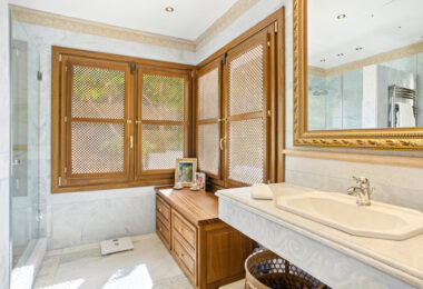 Elegant Six Bedroom, South-Facing Villa in Prestigious Lomas de Marbella Club