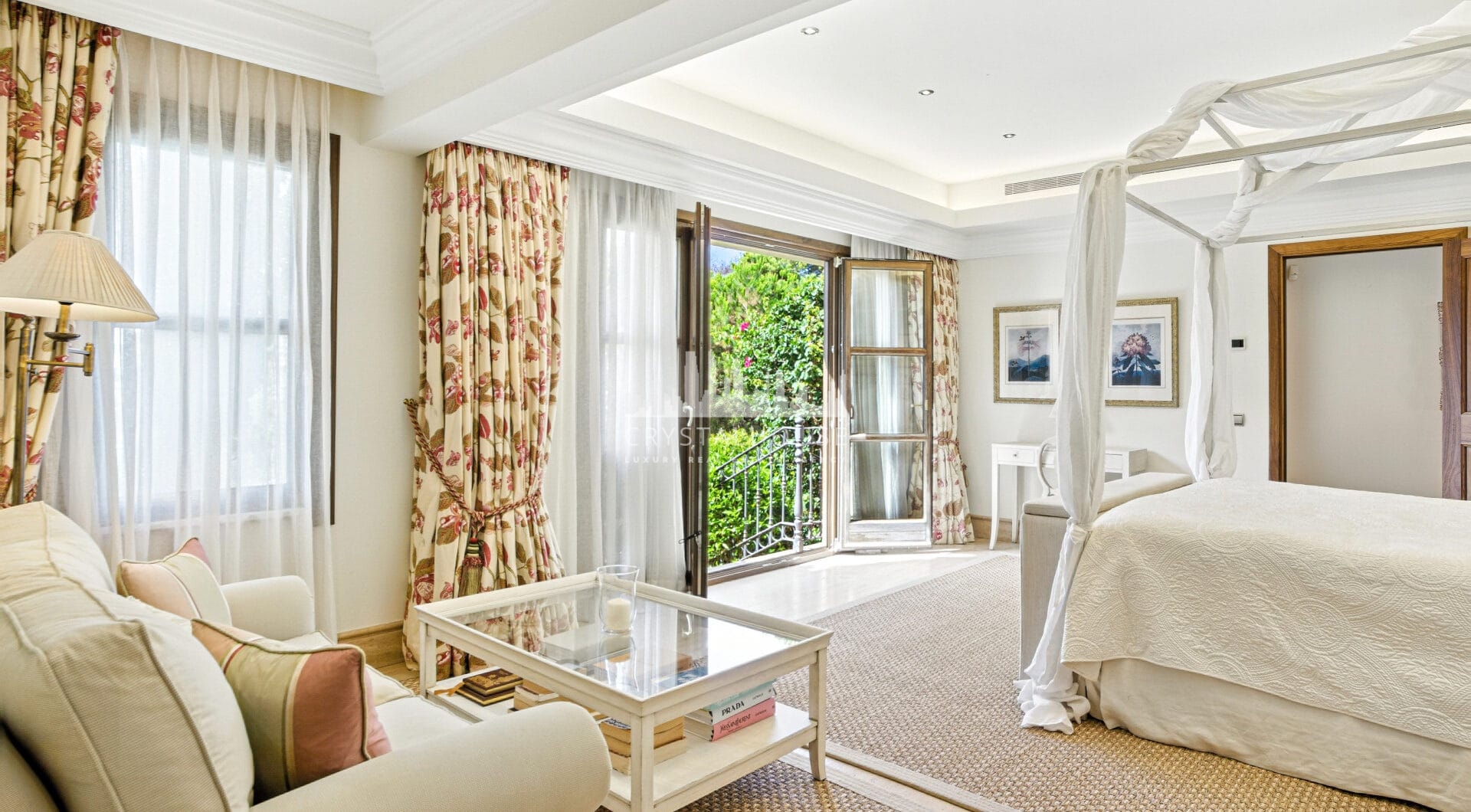 Elegant Six Bedroom, South-Facing Villa in Prestigious Lomas de Marbella Club