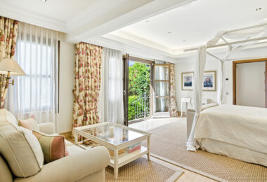 Elegant Six Bedroom, South-Facing Villa in Prestigious Lomas de Marbella Club