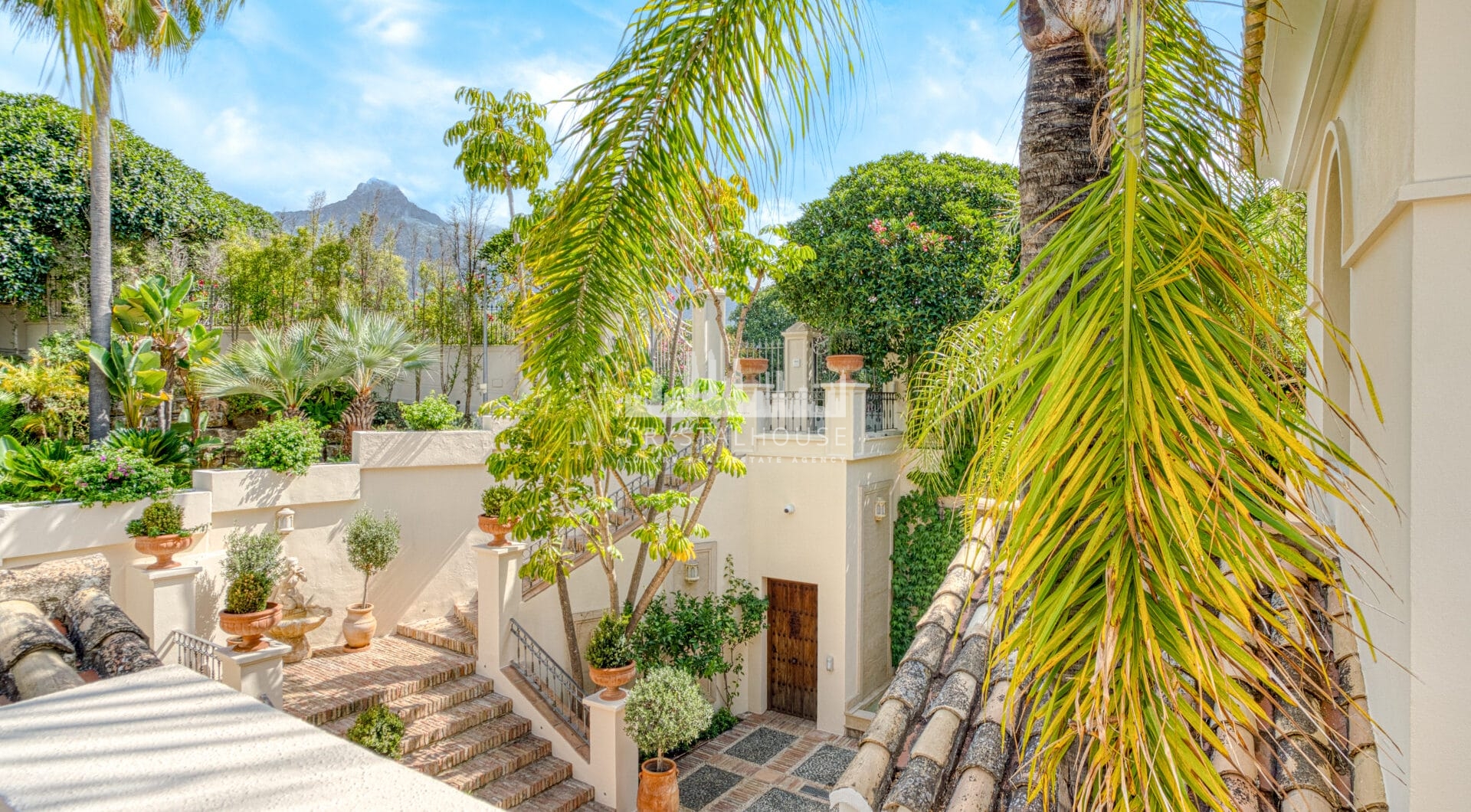 Elegant Six Bedroom, South-Facing Villa in Prestigious Lomas de Marbella Club