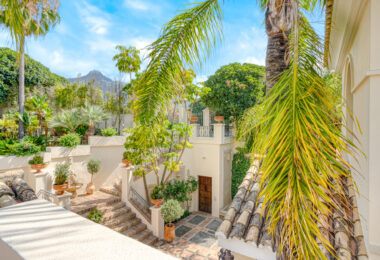 Elegant Six Bedroom, South-Facing Villa in Prestigious Lomas de Marbella Club