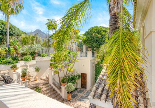 Elegant Six Bedroom, South-Facing Villa in Prestigious Lomas de Marbella Club