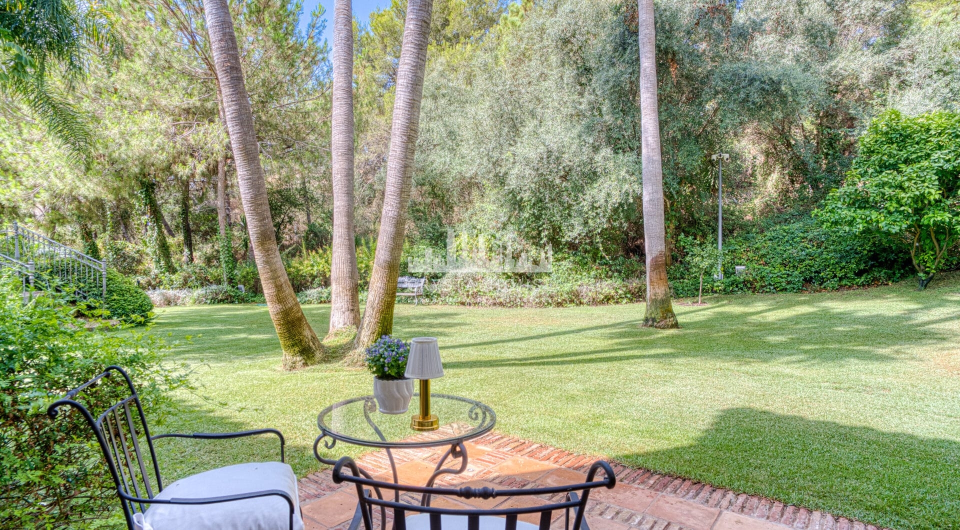 Elegant Six Bedroom, South-Facing Villa in Prestigious Lomas de Marbella Club