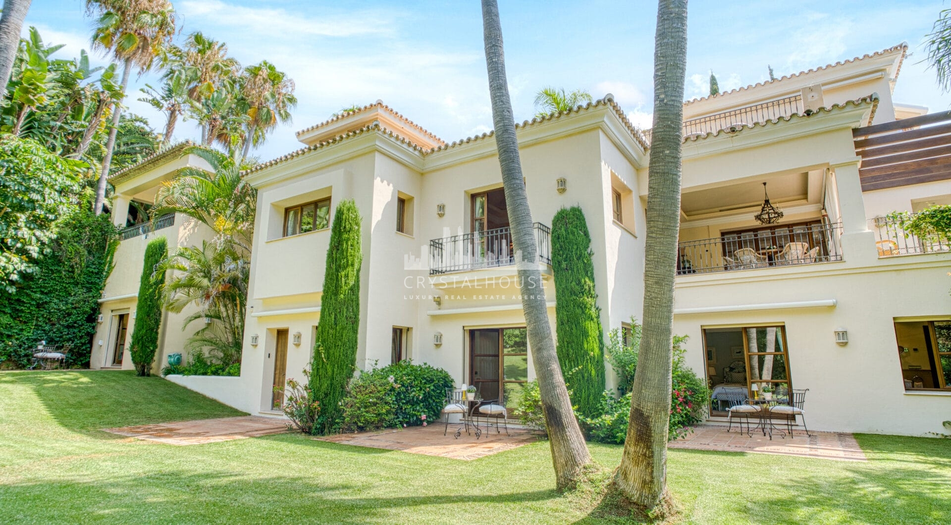 Elegant Six Bedroom, South-Facing Villa in Prestigious Lomas de Marbella Club