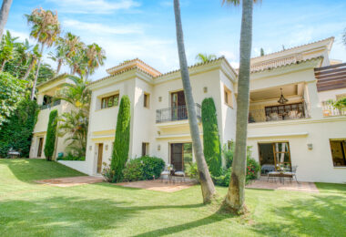 Elegant Six Bedroom, South-Facing Villa in Prestigious Lomas de Marbella Club