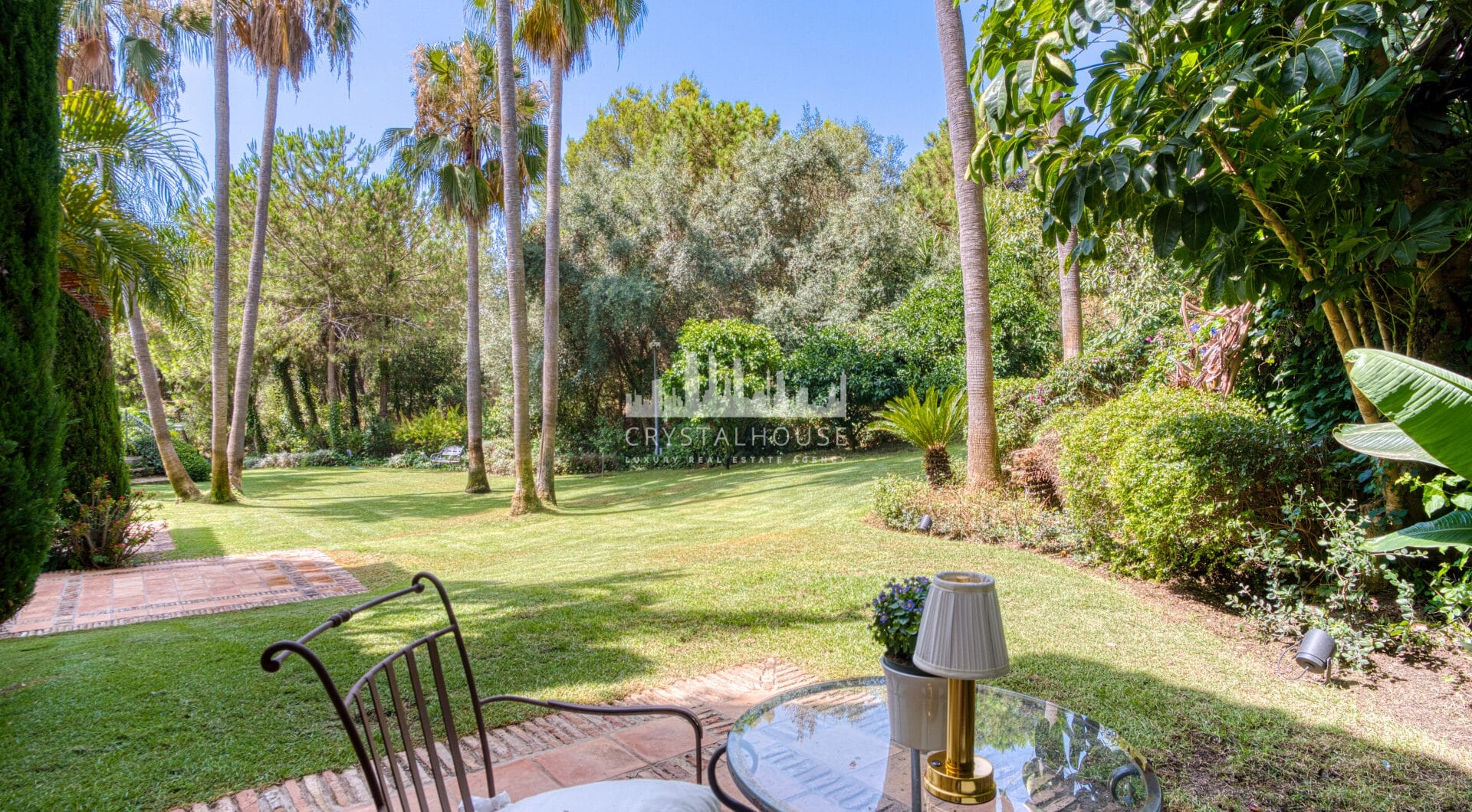 Elegant Six Bedroom, South-Facing Villa in Prestigious Lomas de Marbella Club