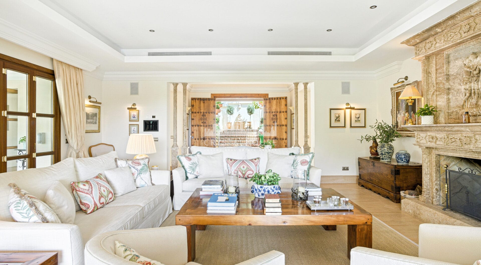 Elegant Six Bedroom, South-Facing Villa in Prestigious Lomas de Marbella Club