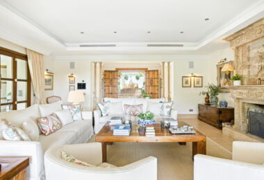 Elegant Six Bedroom, South-Facing Villa in Prestigious Lomas de Marbella Club