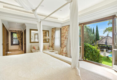 Elegant Six Bedroom, South-Facing Villa in Prestigious Lomas de Marbella Club