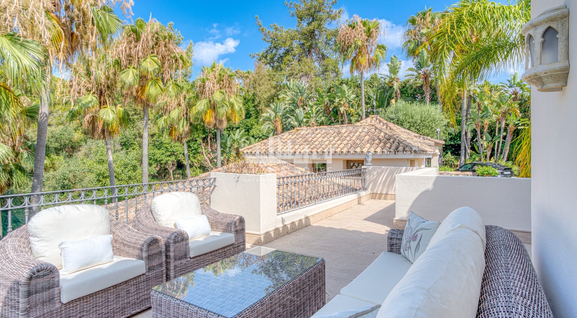 Elegant Six Bedroom, South-Facing Villa in Prestigious Lomas de Marbella Club