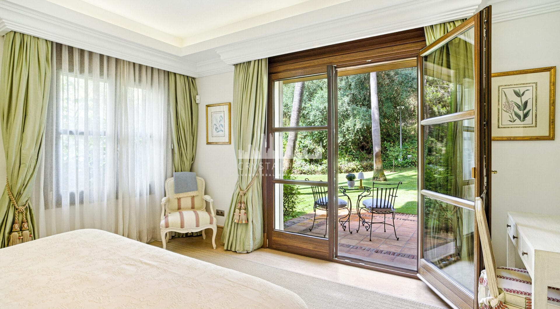 Elegant Six Bedroom, South-Facing Villa in Prestigious Lomas de Marbella Club