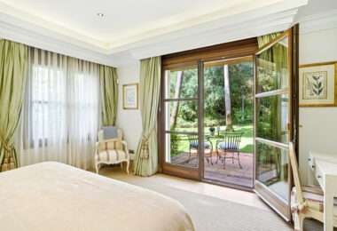 Elegant Six Bedroom, South-Facing Villa in Prestigious Lomas de Marbella Club