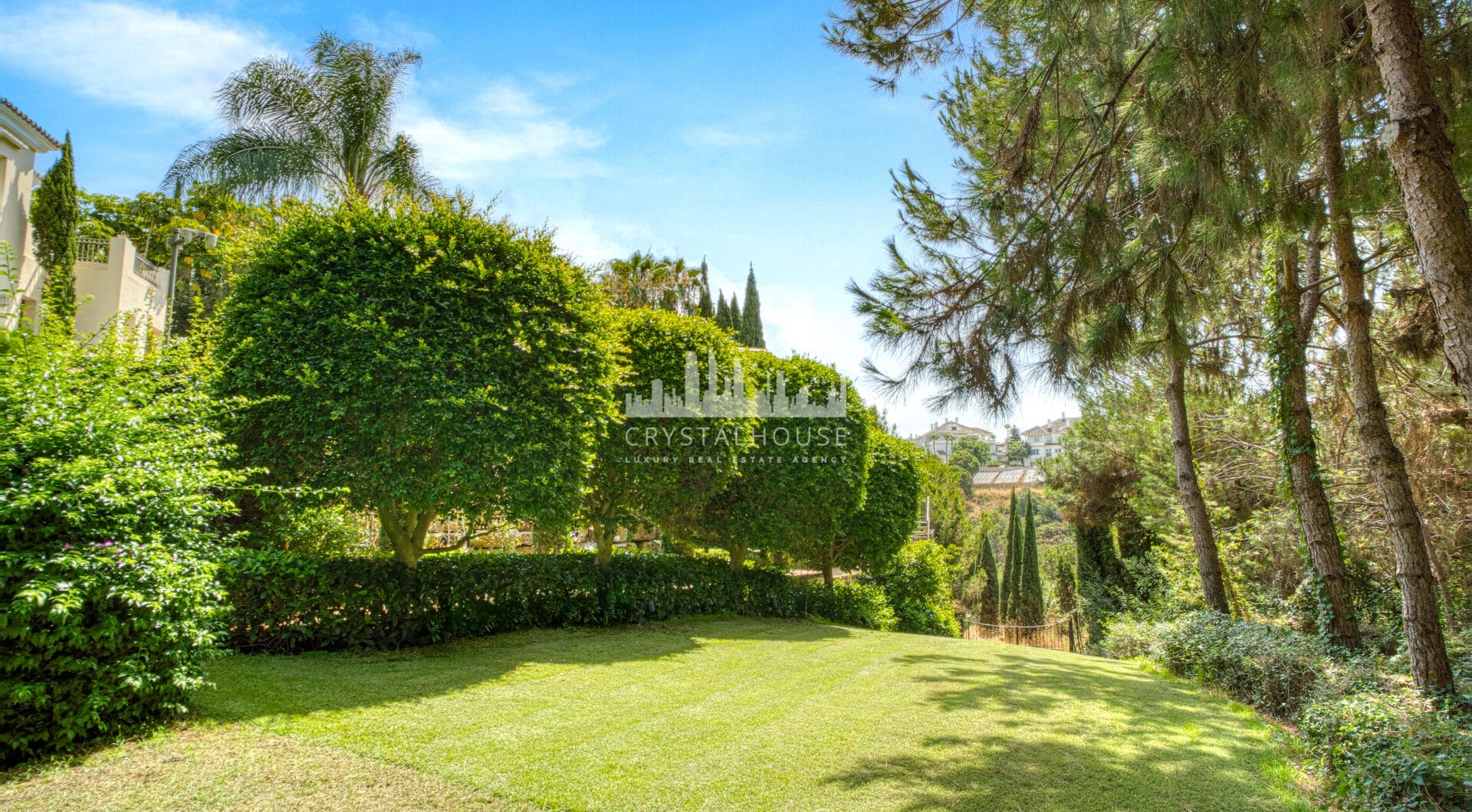 Elegant Six Bedroom, South-Facing Villa in Prestigious Lomas de Marbella Club