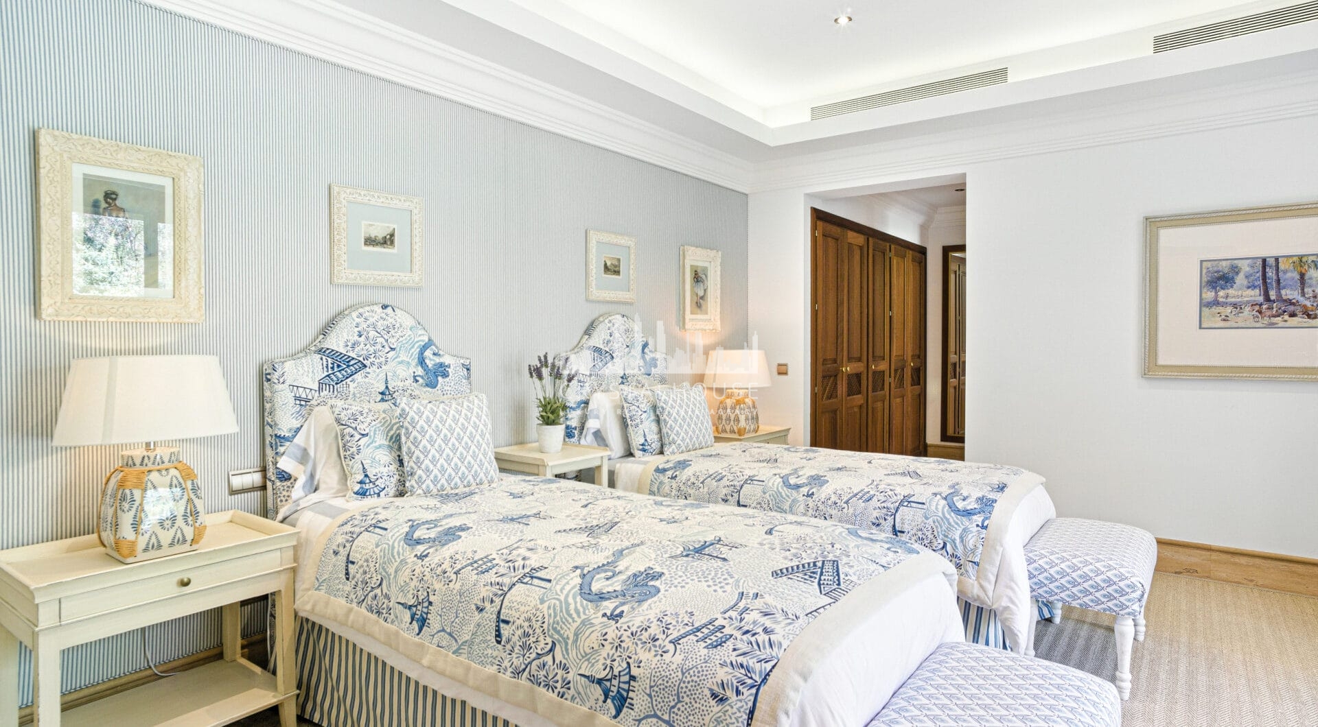 Elegant Six Bedroom, South-Facing Villa in Prestigious Lomas de Marbella Club