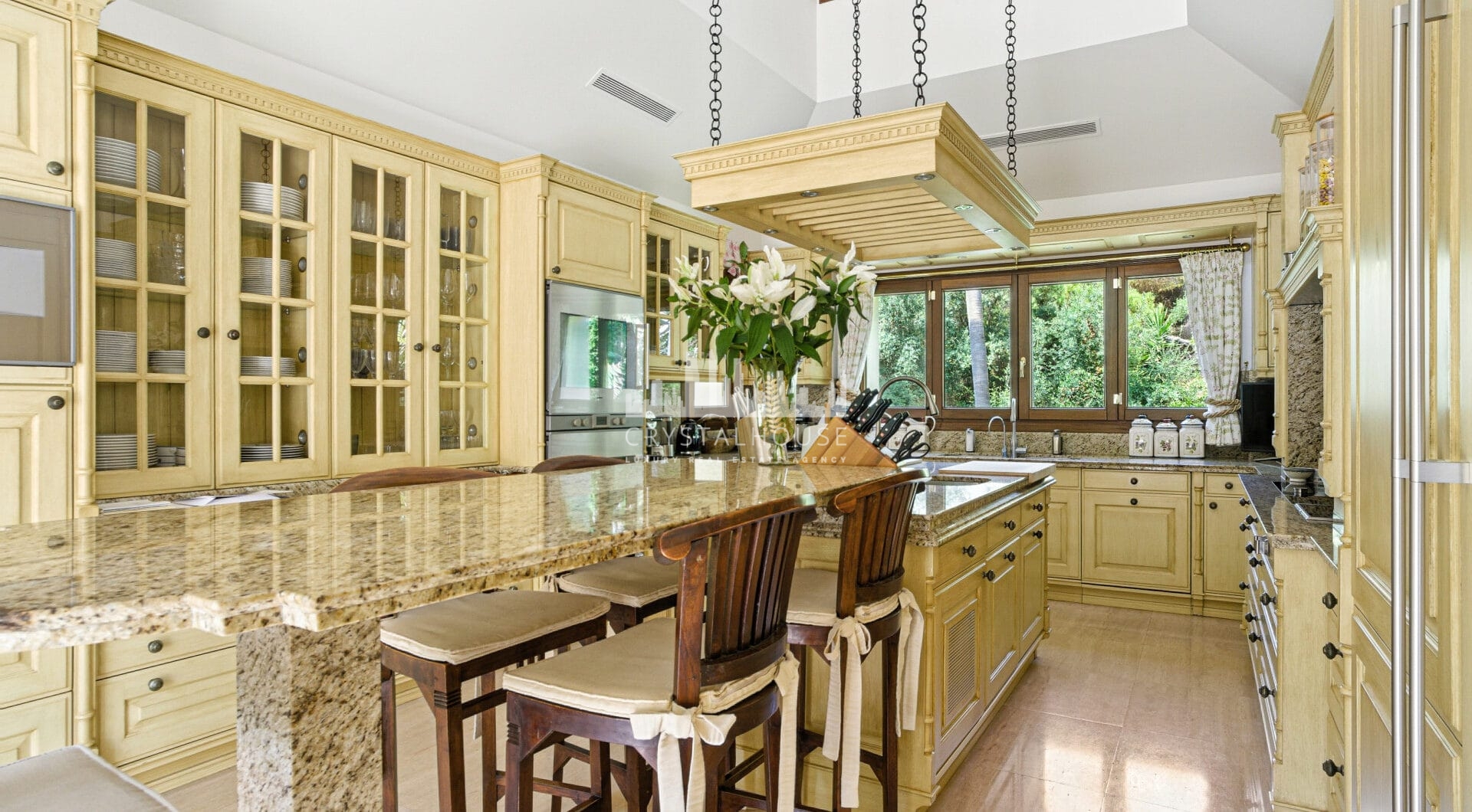Elegant Six Bedroom, South-Facing Villa in Prestigious Lomas de Marbella Club