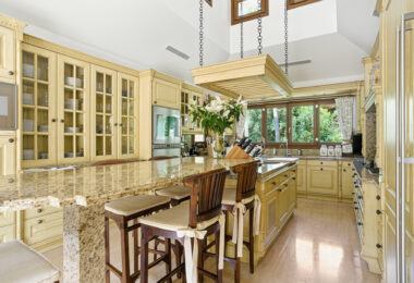 Elegant Six Bedroom, South-Facing Villa in Prestigious Lomas de Marbella Club