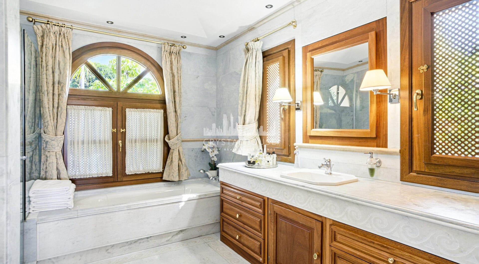 Elegant Six Bedroom, South-Facing Villa in Prestigious Lomas de Marbella Club
