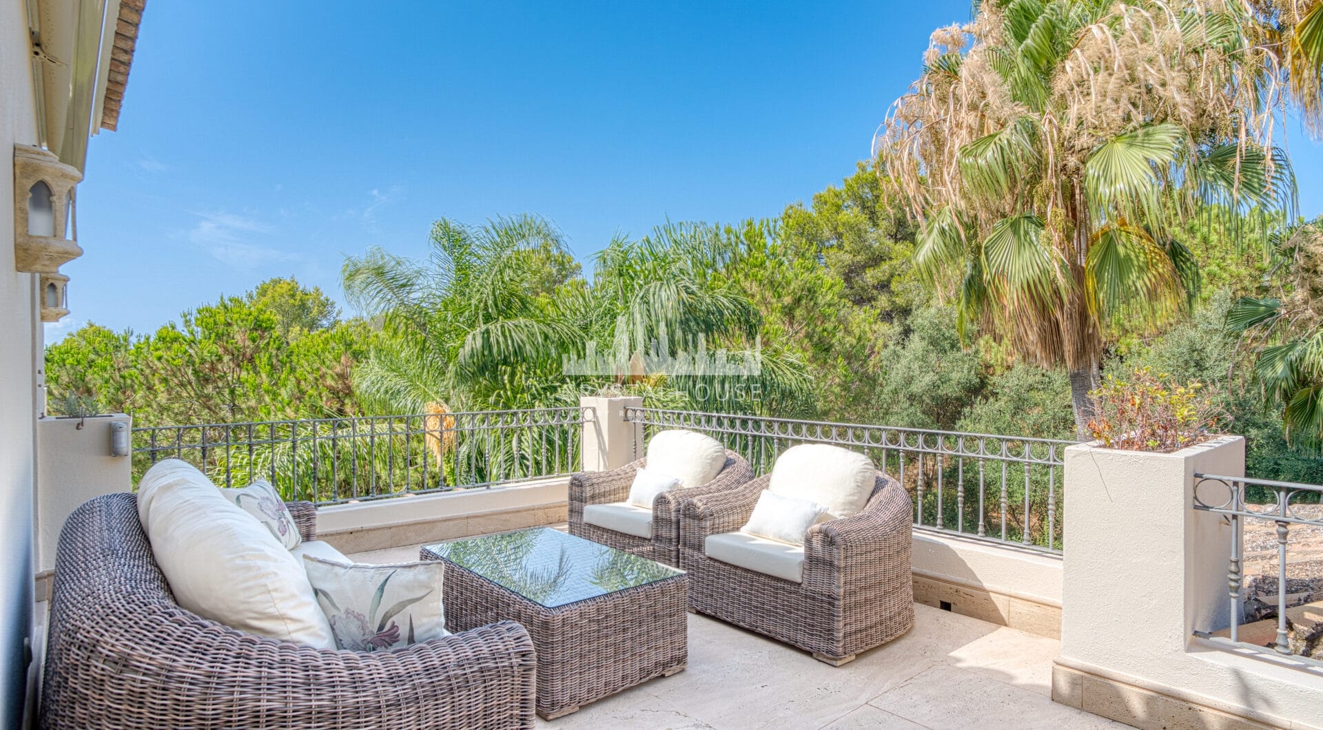 Elegant Six Bedroom, South-Facing Villa in Prestigious Lomas de Marbella Club