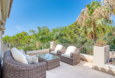 Elegant Six Bedroom, South-Facing Villa in Prestigious Lomas de Marbella Club
